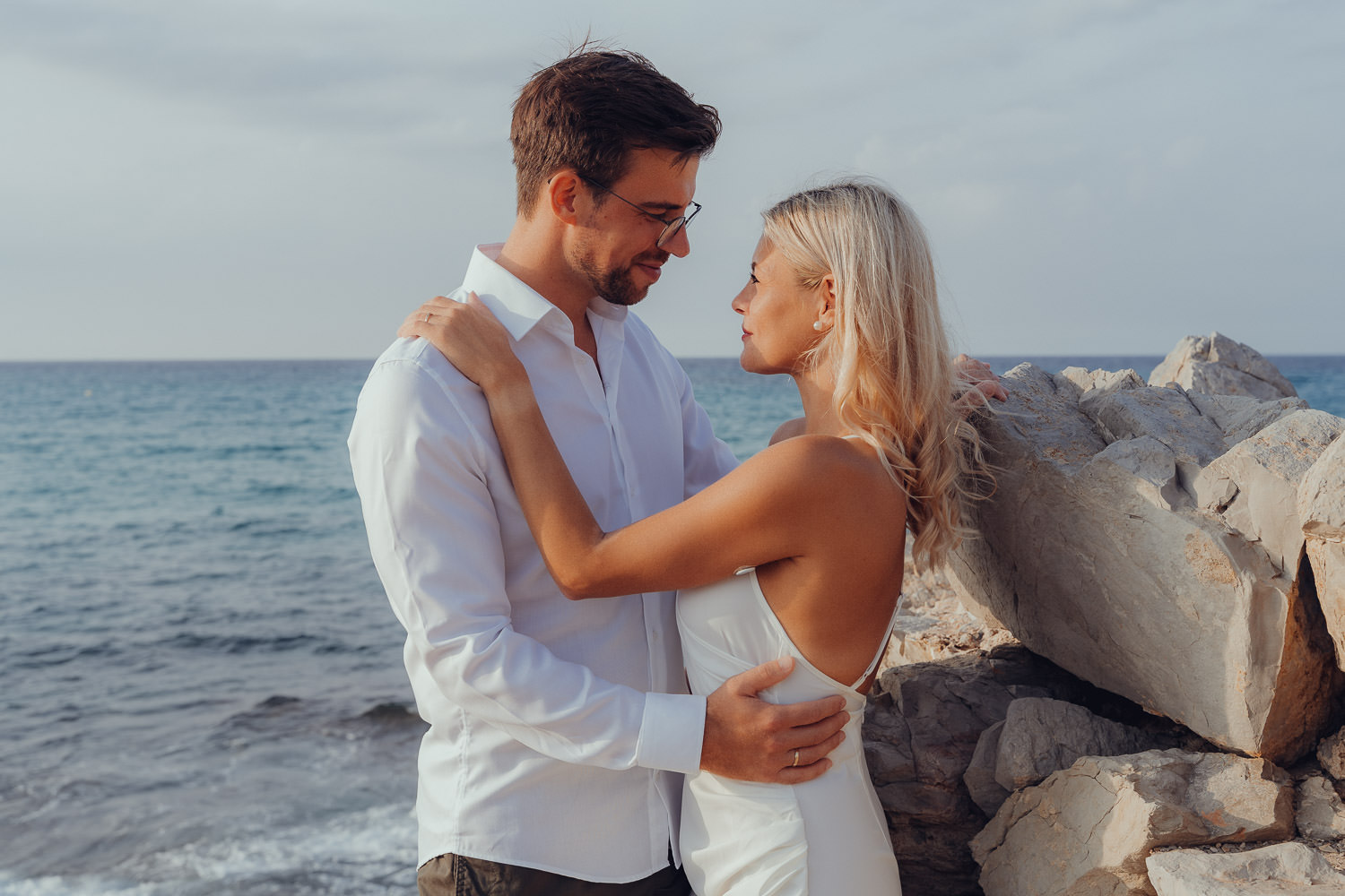 Mallorca couples shoot – loving holiday photos by the crystal-clear sea