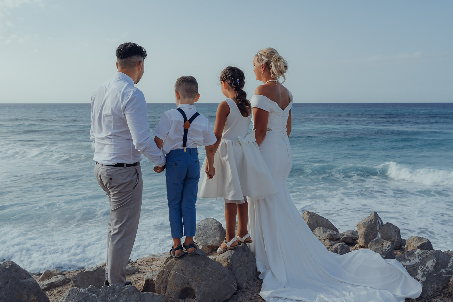 Mallorca wedding photo shoot – elegant wedding photos at the coast