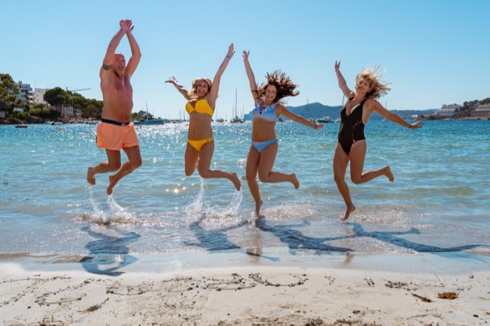 Familien Shooting Mallorca – Urlaubsfotos mit Kindern am türkisblauen Strand