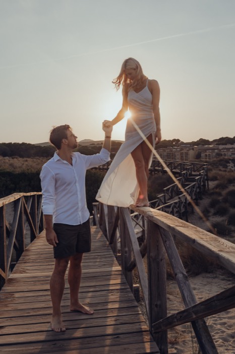 Pärchen Shooting Mallorca – romantische Paarfotos am Strand bei Sonnenuntergang