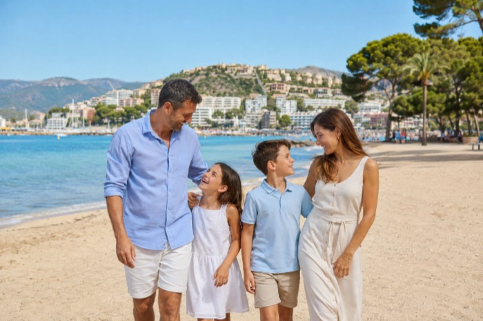 Photo shoot Santa Ponça Mallorca – holiday photo in warm evening light