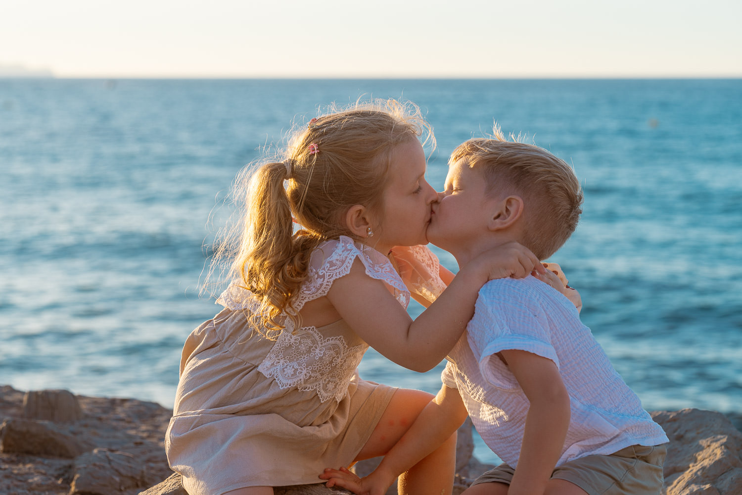 Familien Fotoshooting Mallorca – natürliche Familienbilder am Meer im Urlaub