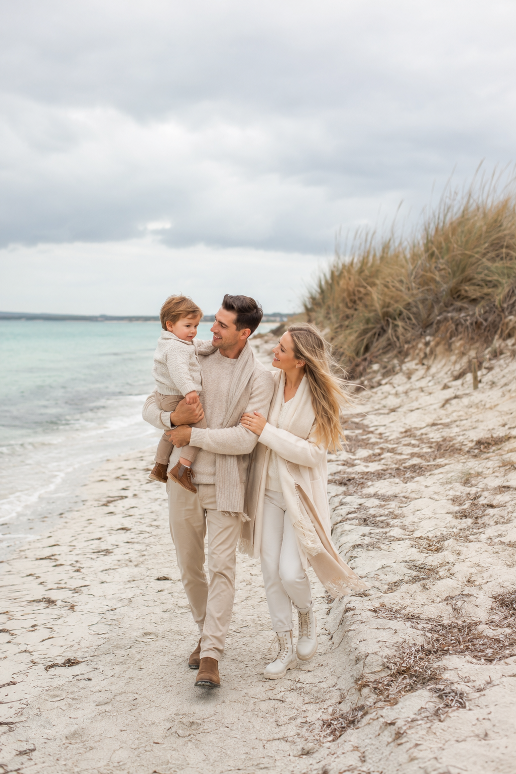 Fotoshooting Mallorca Februar – Familie am leeren Strand im Winterlicht