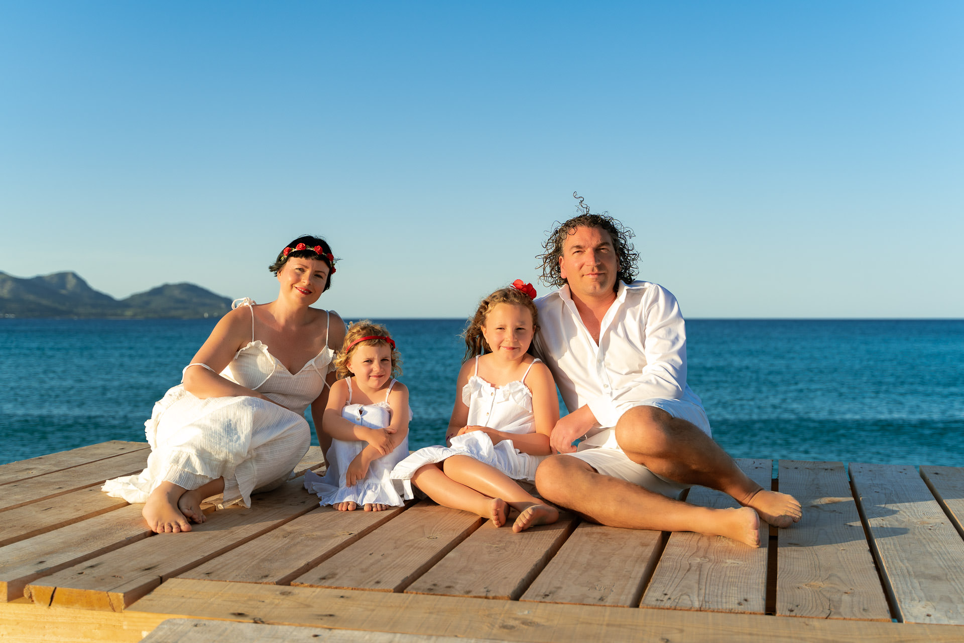 Alcudia Fotoshooting Familie mit 2 kleinen Kindern beim Fotoshooting auf dem Holzsteg in Alcudia