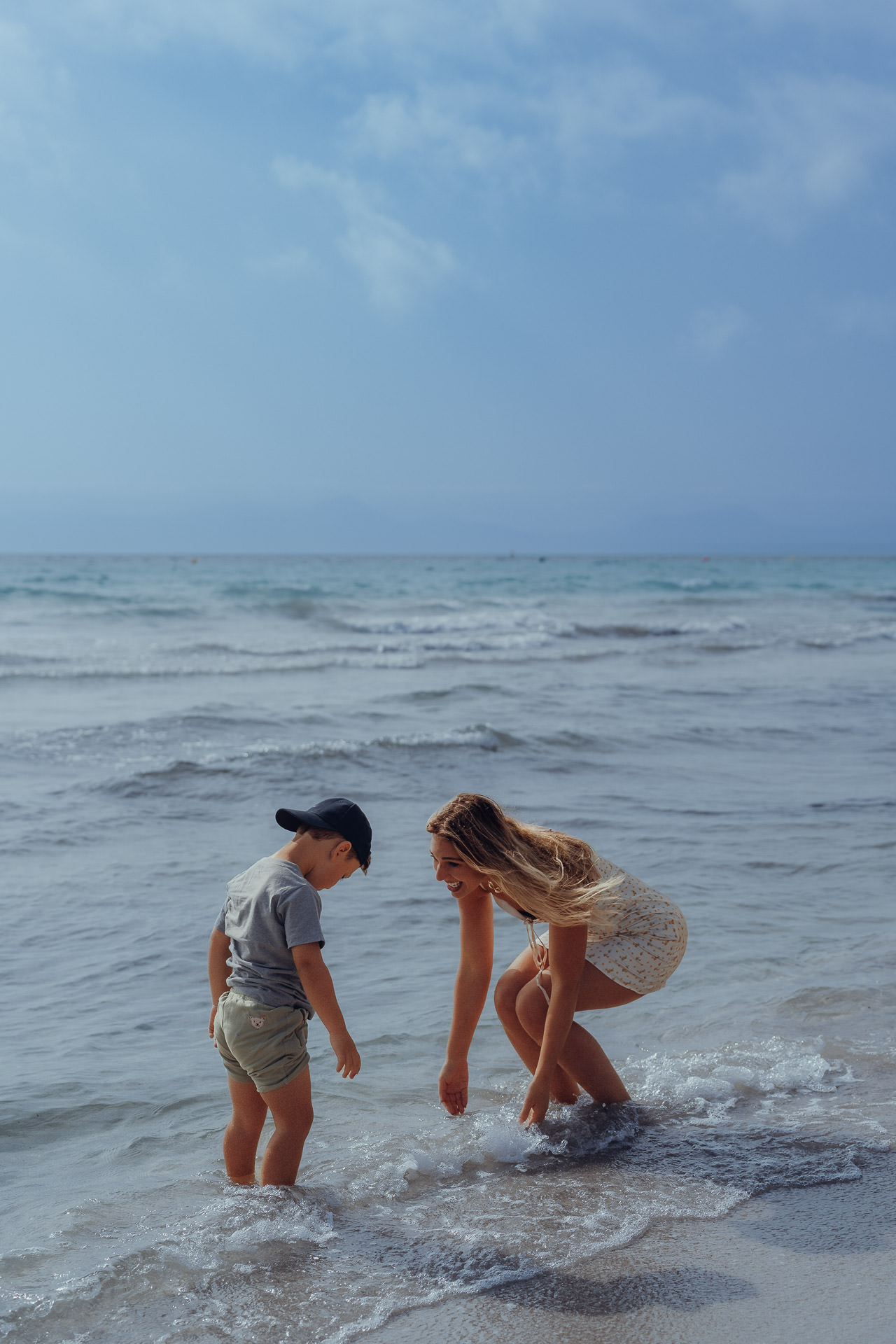 Mutter mit Kind am Strand