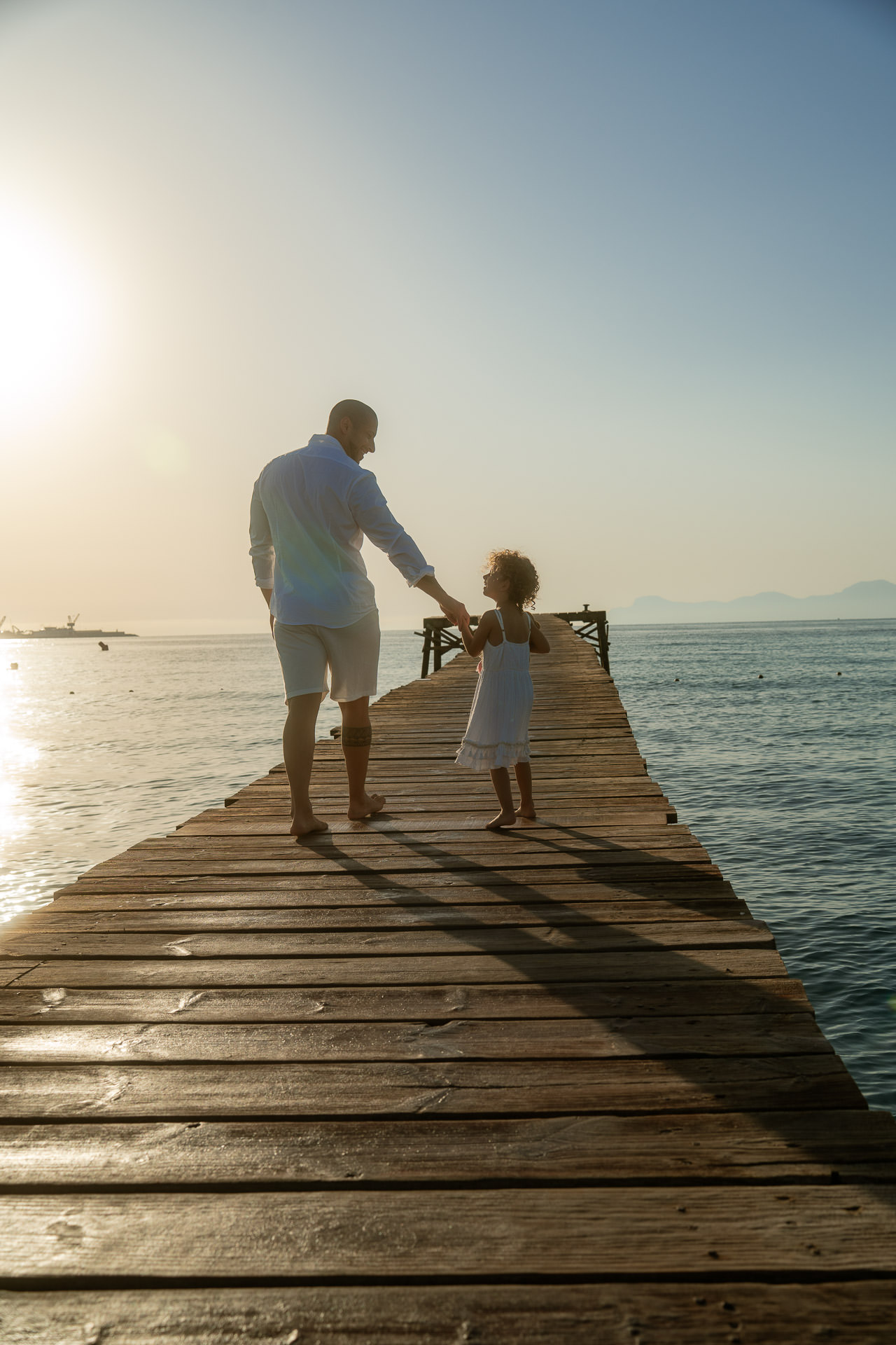 Vater mit Tochter auf dem Holzsteg in Alcudia