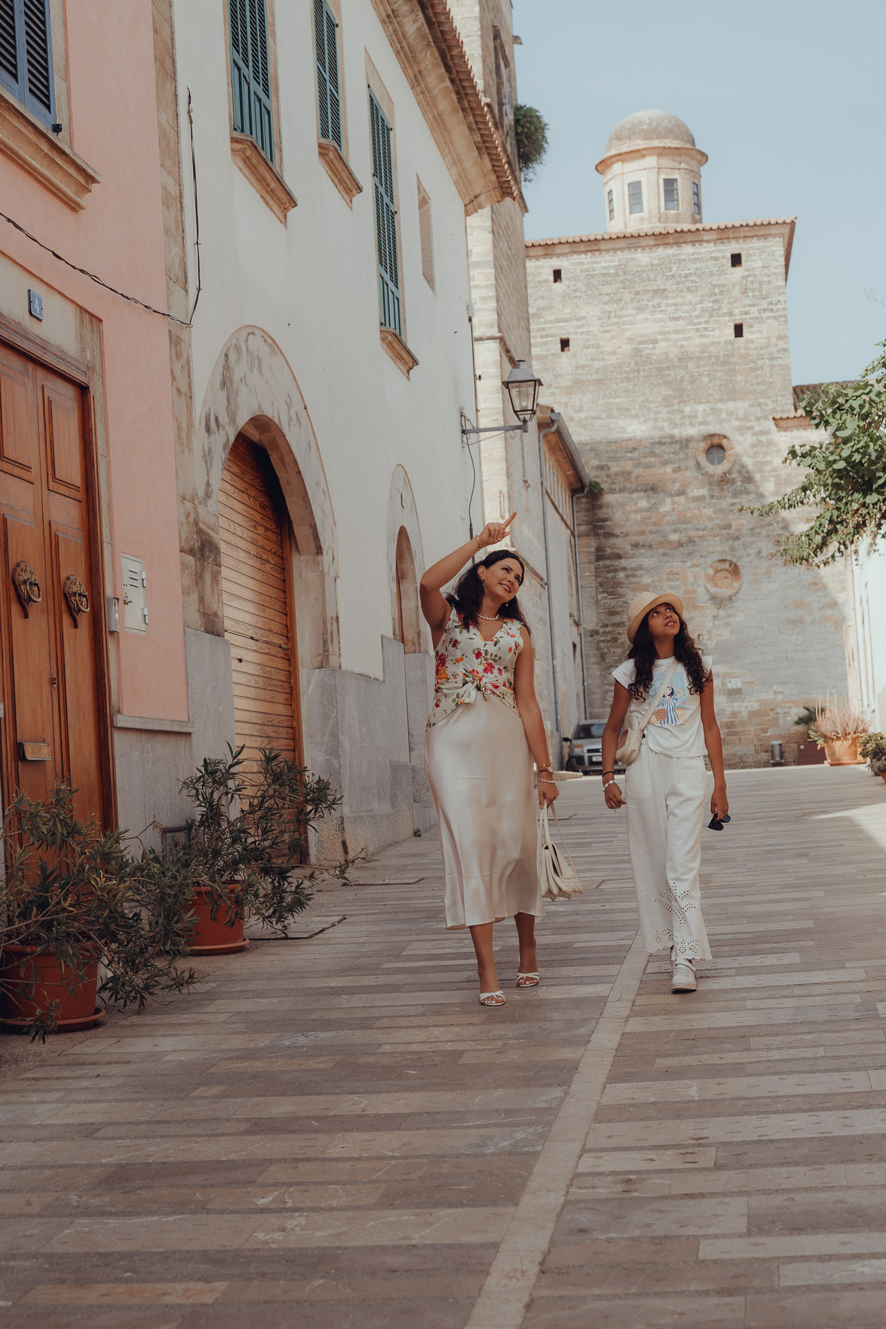 Mutter mit Tochter läuft durch Alcudia