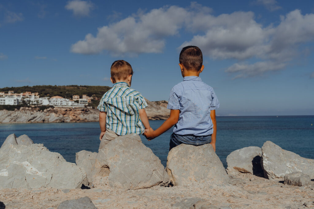 2 kleine Brüder schauen aufs Meer der Cala Mesquida