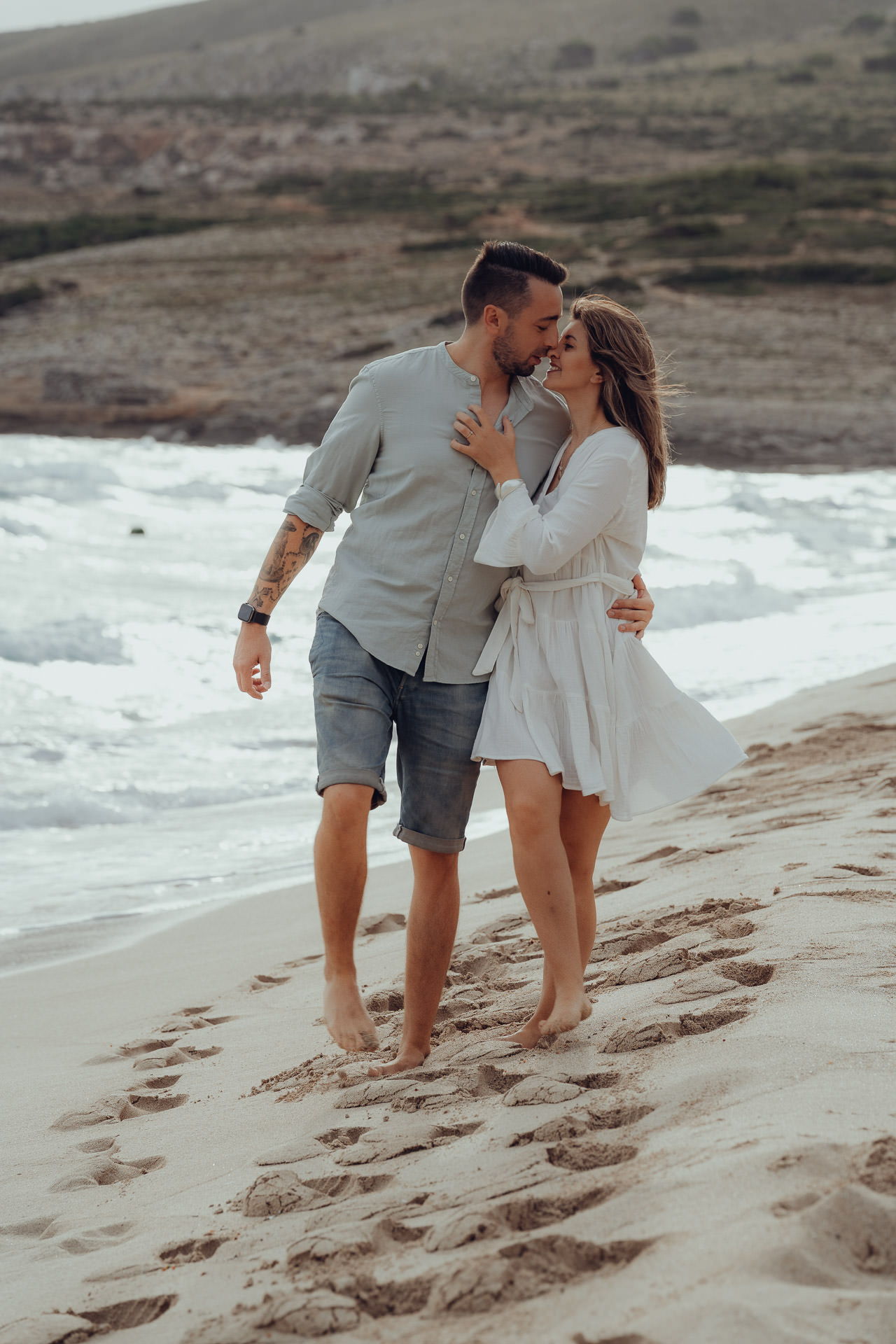 Cala Mesquida Paarshooting – junges Paar spaziert verliebt am Strand entlang, Lifestyle-Fotos auf Mallorca.