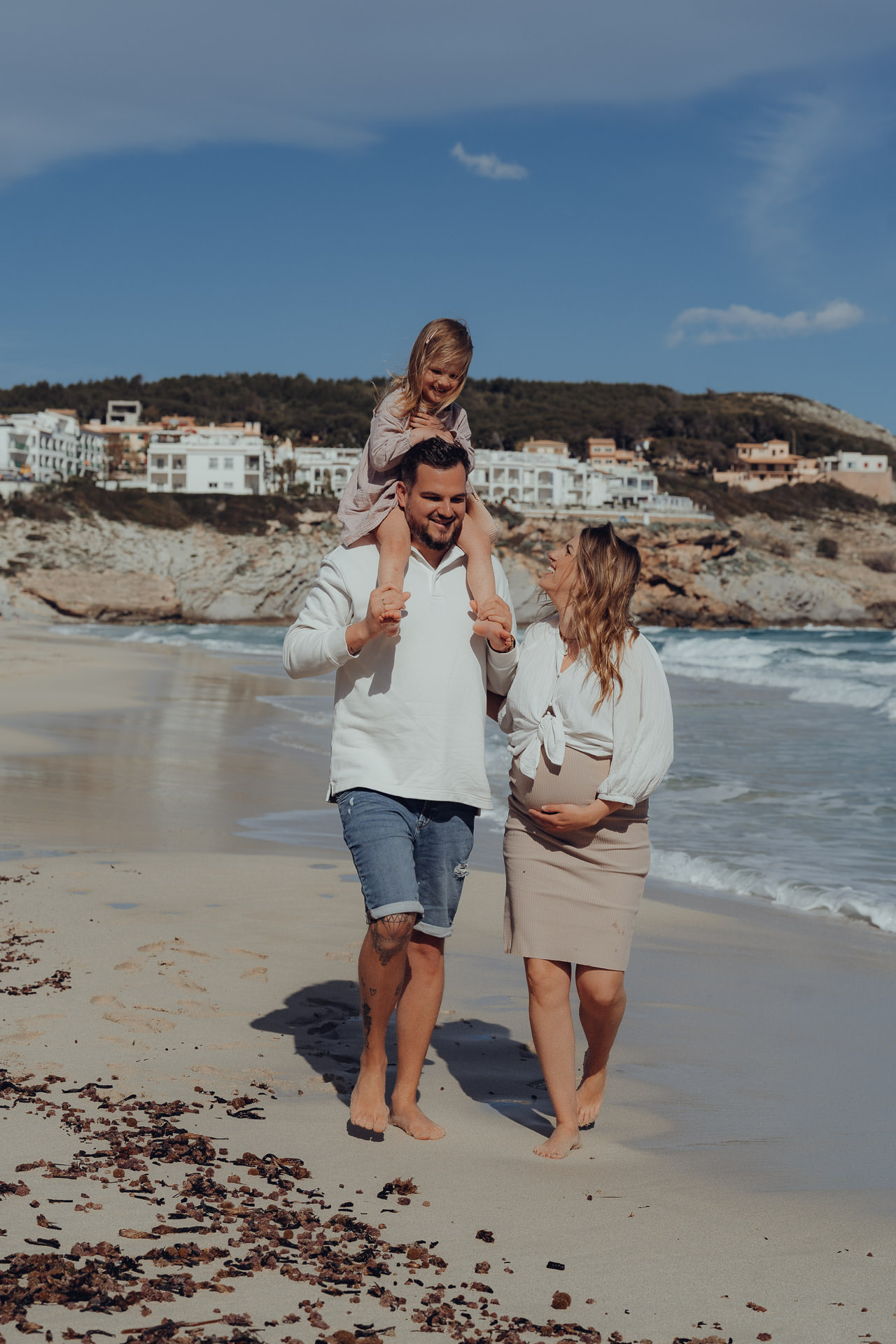 Cala Mesquida Babybauchshooting – Familie mit schwangerer Mutter und Tochter am Strand von Mallorca, authentische Erinnerungen.