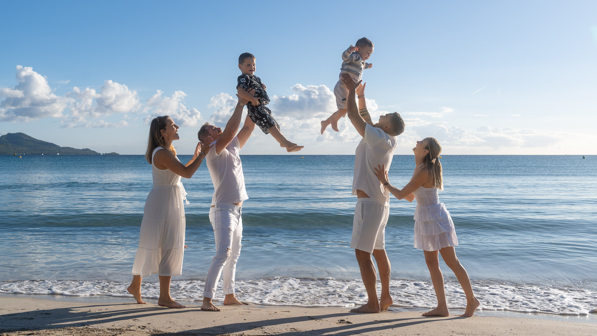 2 glückliche Familien beim Fotoshooting in Cala Millor am Strand