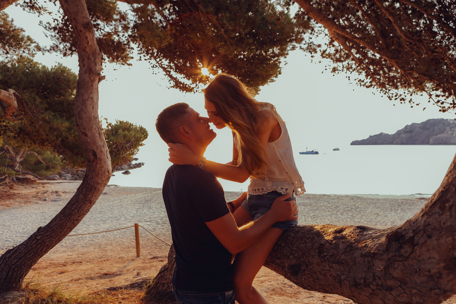 Paar Shooting am Strand von Cala Rajada Mallorca bei Sonnenuntergang