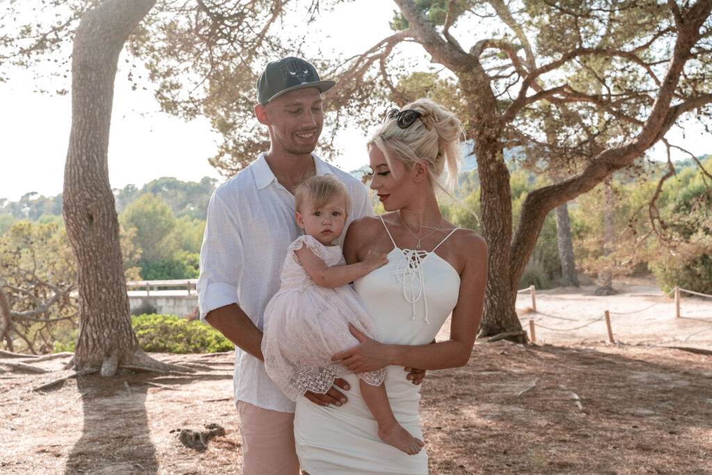 Junges Pärchen mit kleinem Mädchen beim Fotoshooting in Cala Rajada
