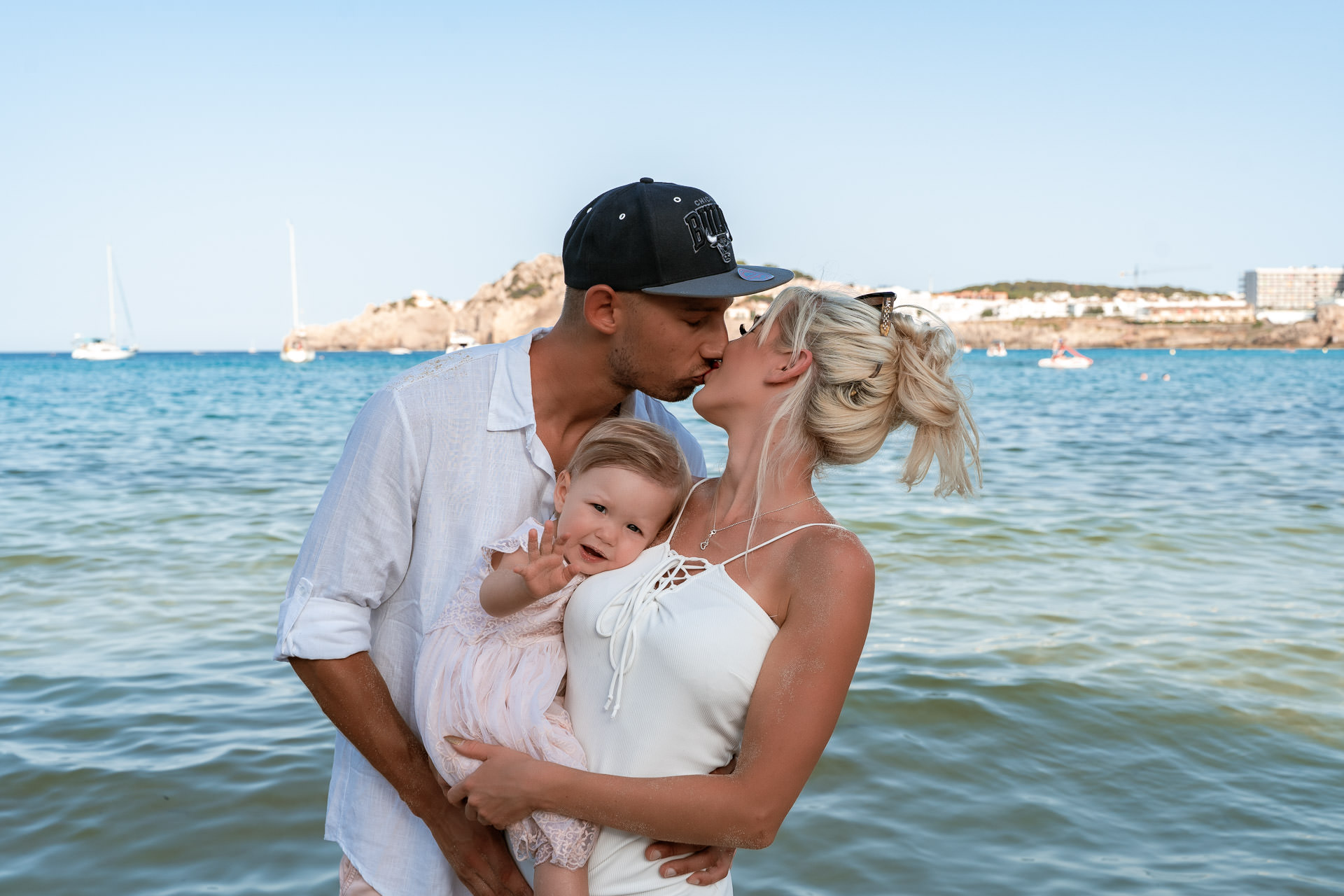 Familie küsst sich am Meer bei Cala Rajada Mallorca