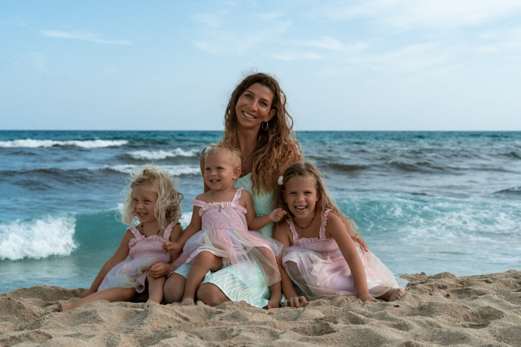 Familienfoto mit drei Mädchen am Strand von Cala Rajada
