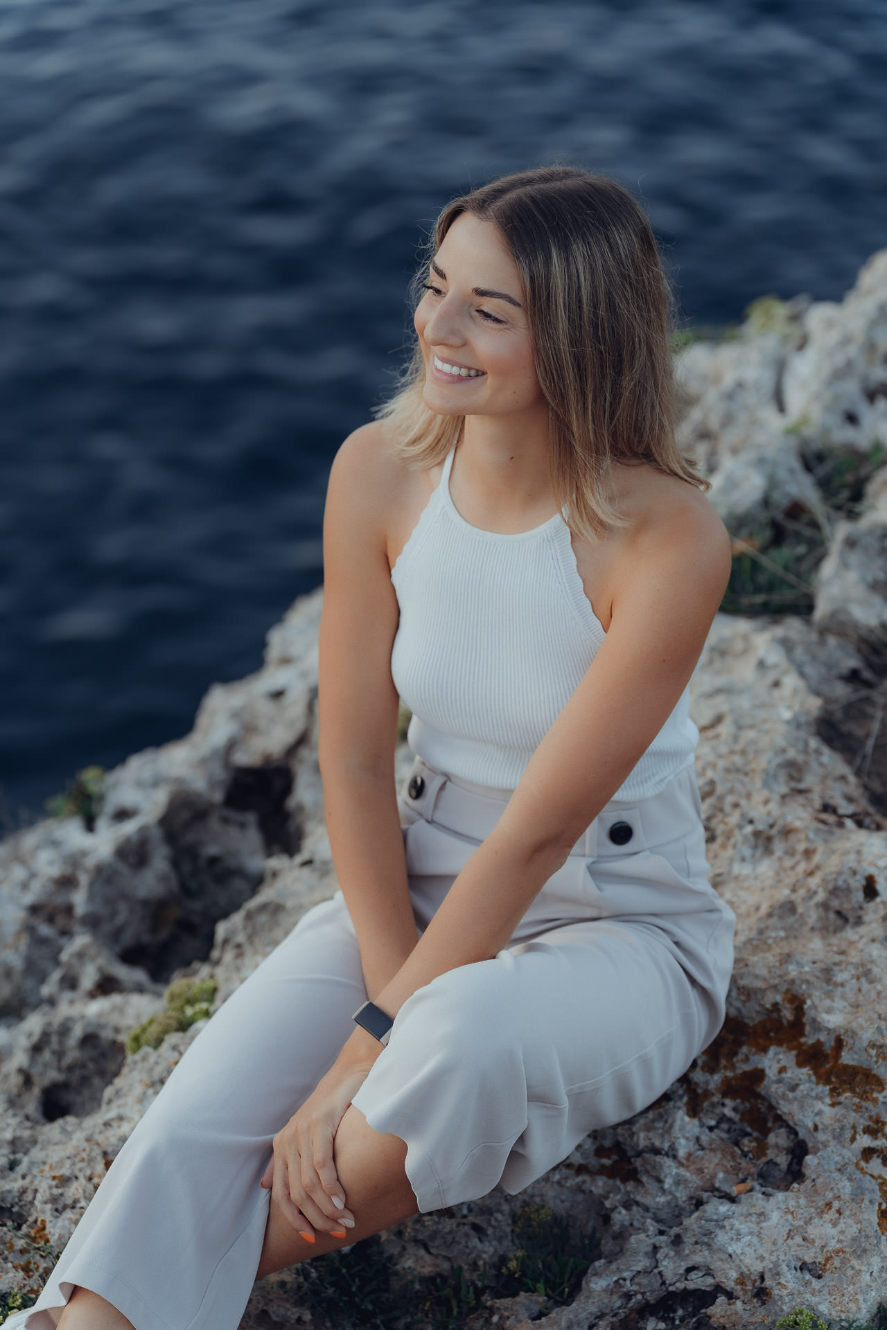 Portrait einer jungen Frau am Felsen von Cala Rajada