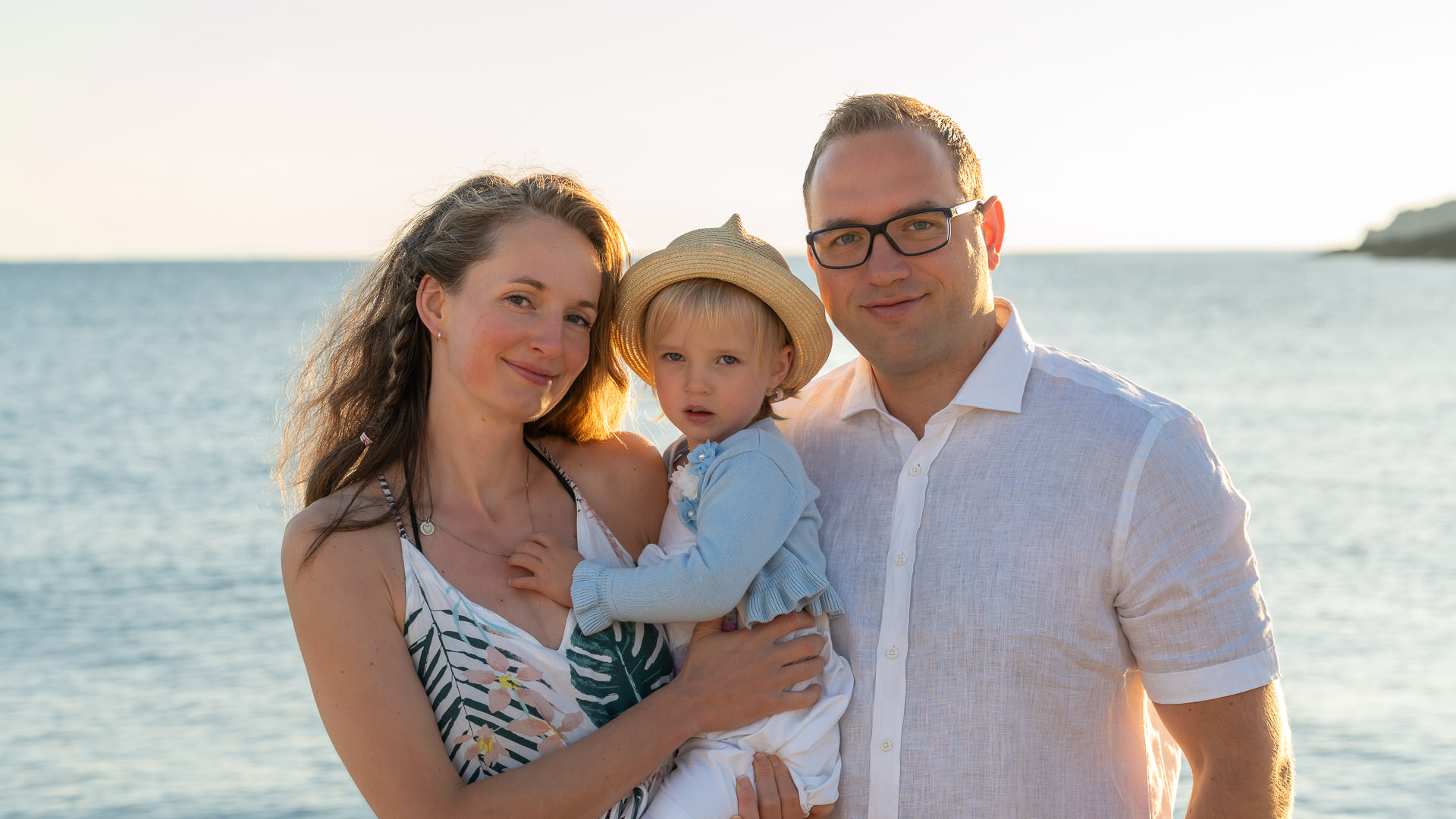 Cala Rajada Fotoshooting Familie am Strand von Cala Rajada schaut lächelnd in die Kamera