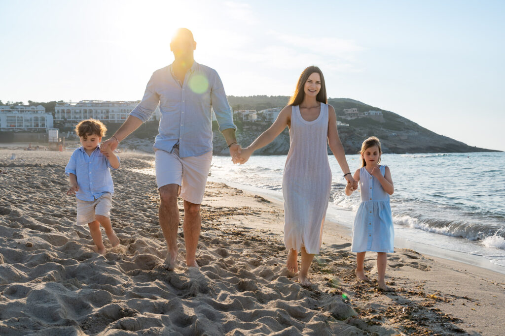Junge Familie mit 2 Kindern am Strand