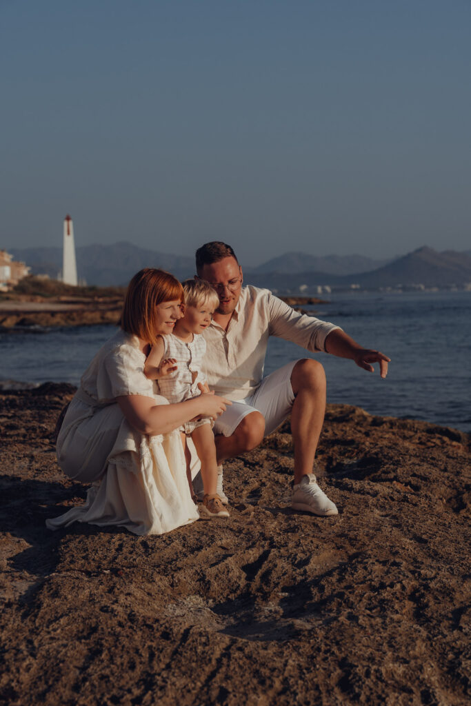 Junge Familie am Strand von Can Picafort