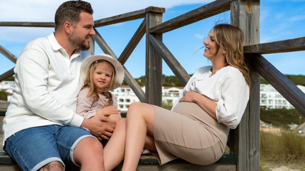 Junge Familie beim Babybauch Shooting auf dem Holzsteg der Cala Mesquida