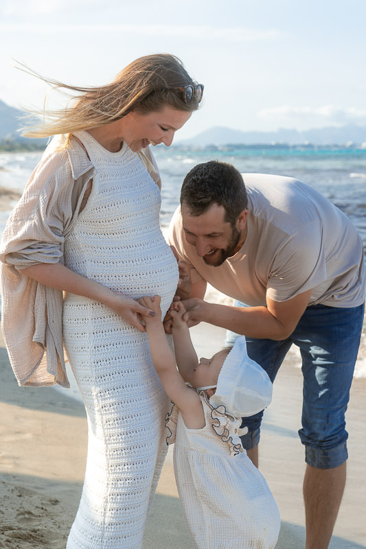 Mallorca Urlaubs Shooting Junge Familie am Strand mit kleinem Kind und Frau mit Babybauch