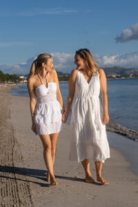 Mallorca Bestfriends Shooting Zwei junge Frauen spazieren am Strand von Mallorca für ein Bestfriend Shooting