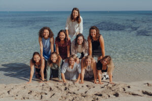Mallorca Bestfriends Shooting 10 beste Freundinnen bilden eine Pyramide am Strand von Mallorca