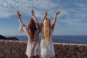 Mallorca Bestfriends Shooting 2 Freundinnen schreiben mit ihren Händen LOVE in den Himmel
