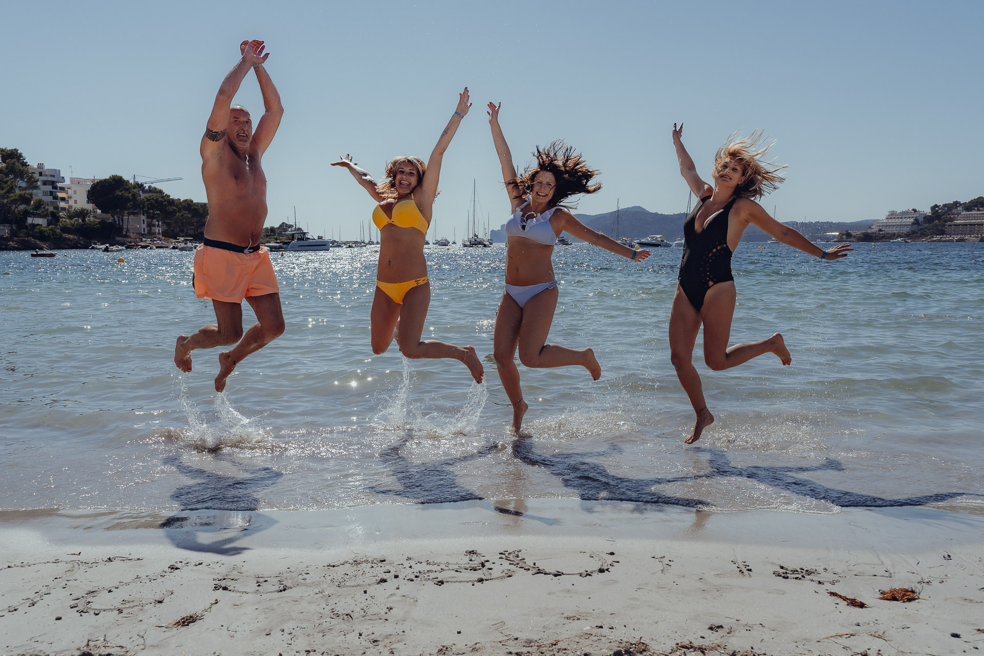 Familie springt gemeinsam ins Wasser beim Mallorca Familien Shooting