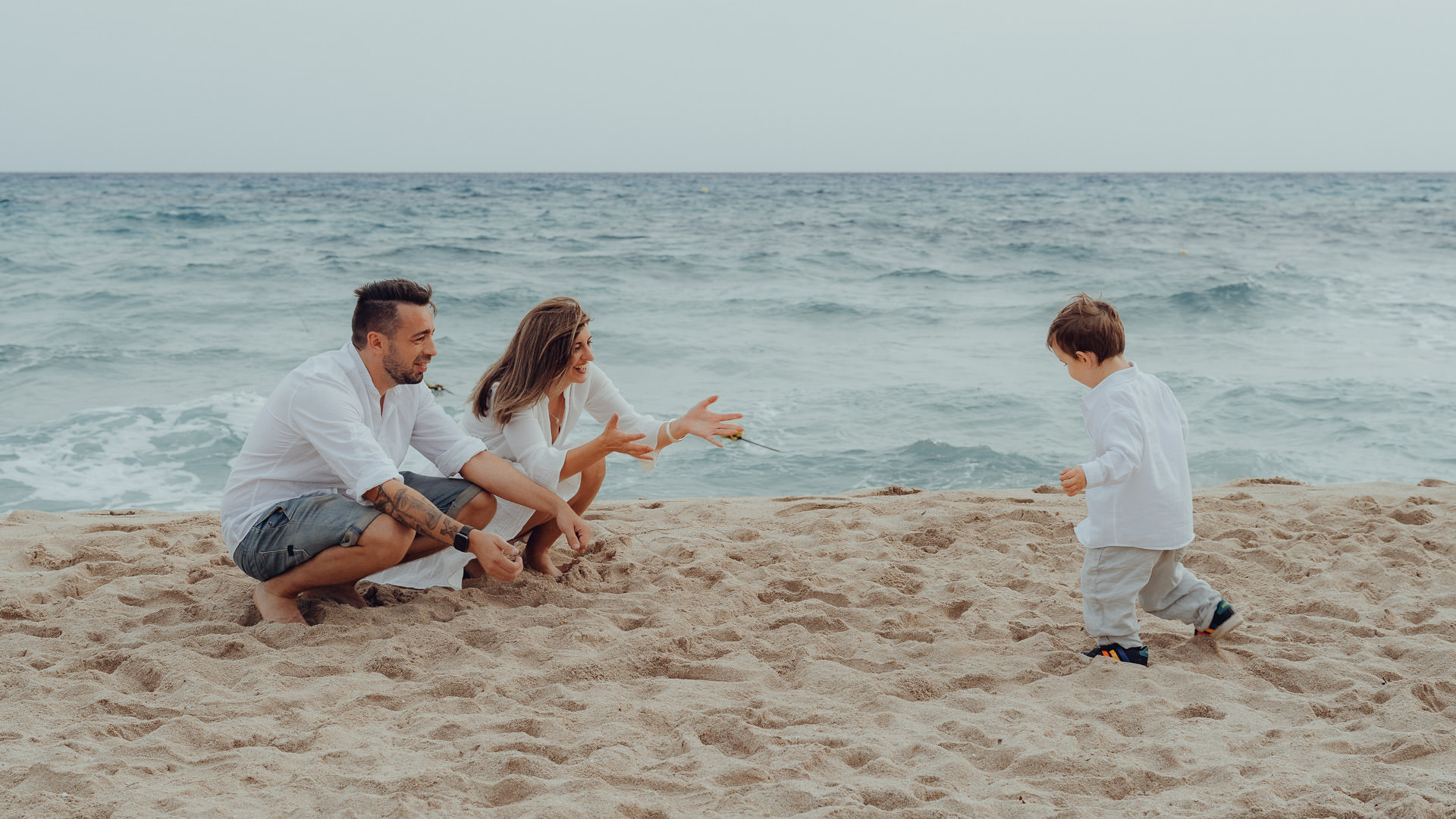 Mallorca Familien Shooting Kind rennt am Strand in die offenen Arme der Eltern