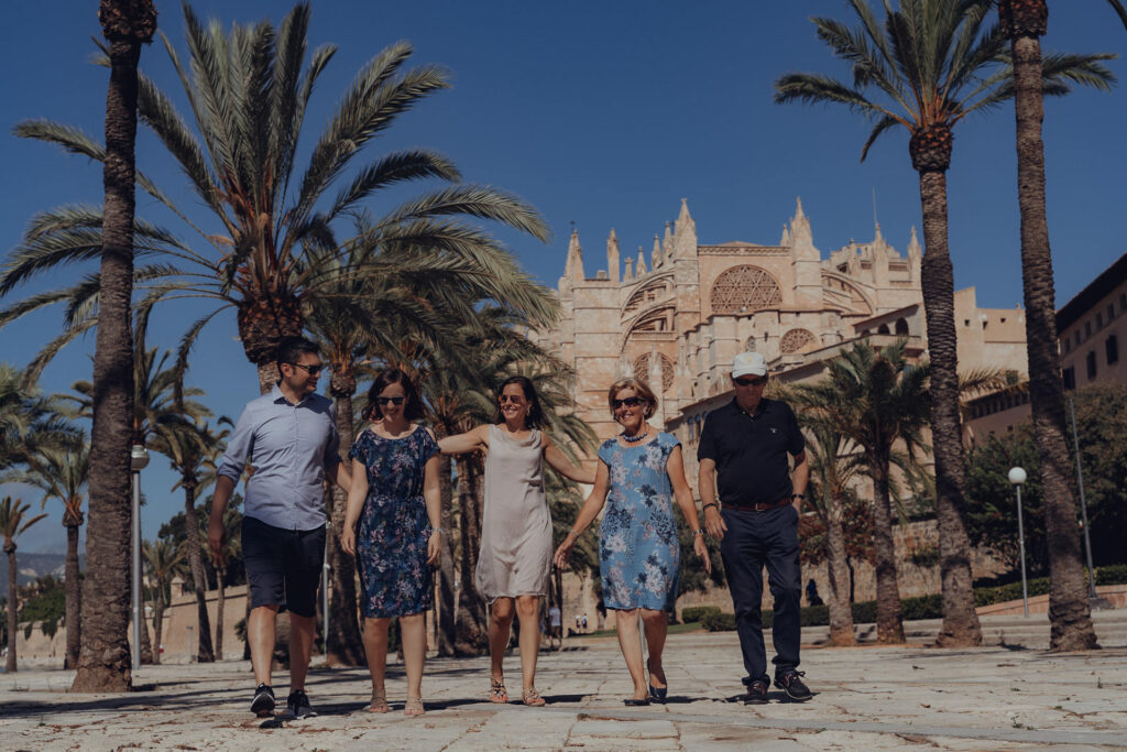 Familie beim Spaziergang für eine Fotoshooting in Palma