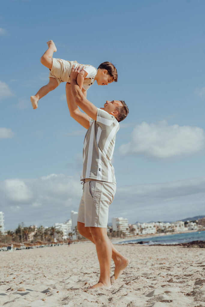 Vater wirft seinen Sohn beim Fotoshooting in die Luft