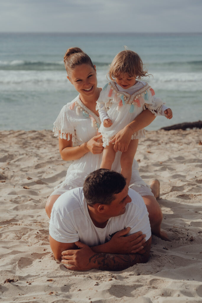 Junge Familie beim Fotoshooting am Strand von Cala Millor