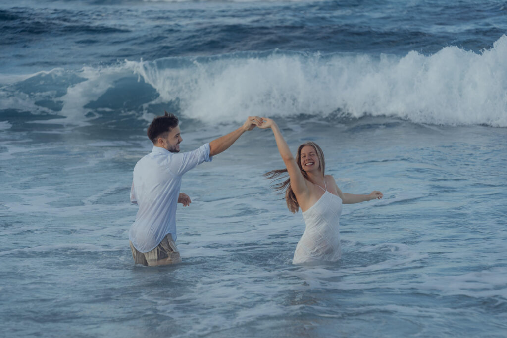 Paar tanzt glücklich in der Brandung – Fotoshooting im Meer bei Sonnenuntergang auf Mallorca