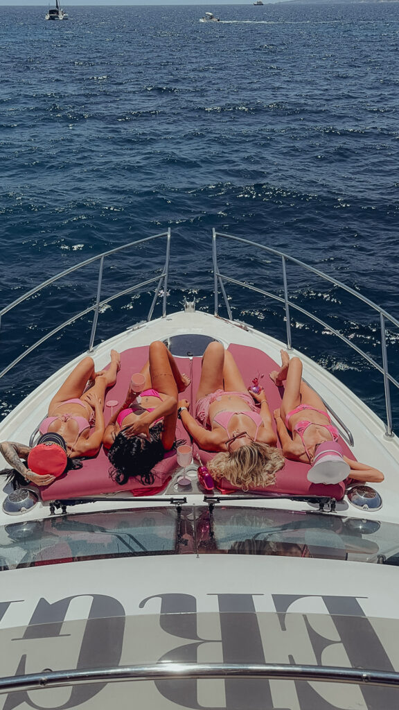 Vier Frauen in pinken Bikinis genießen den Sonnenschein auf einer Yacht vor Mallorca