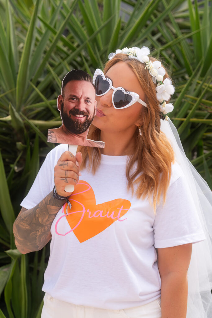 Mallorca JGA Braut küsst das Bild von ihrem Mann
