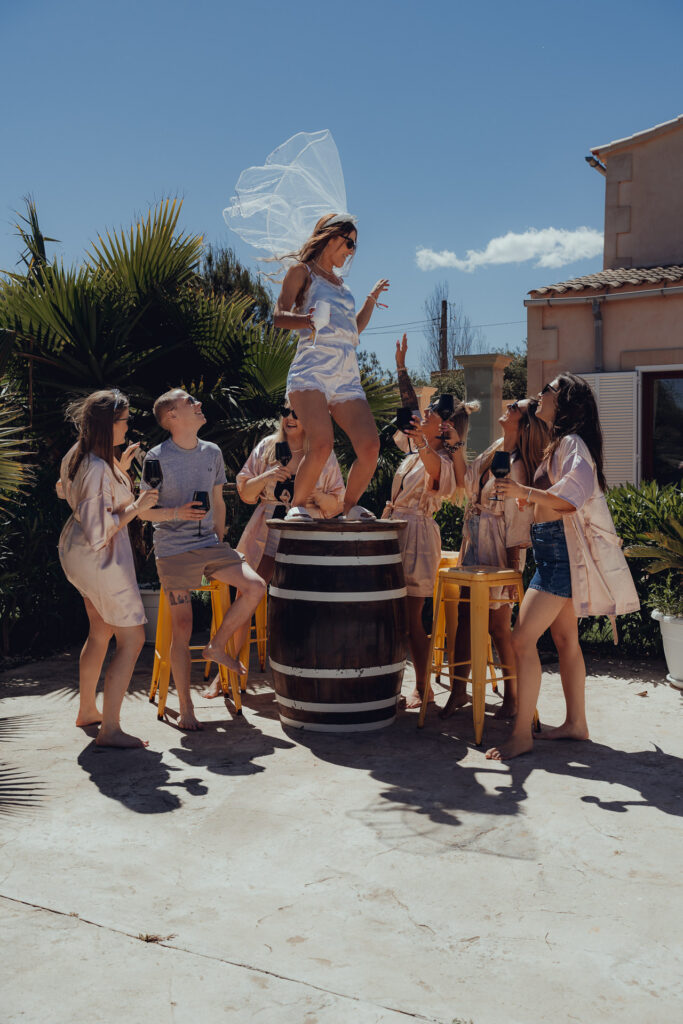Mädels Gruppe bei einem Tanz auf dem Tisch zum Anlass eines Mallorca JGA Shooting