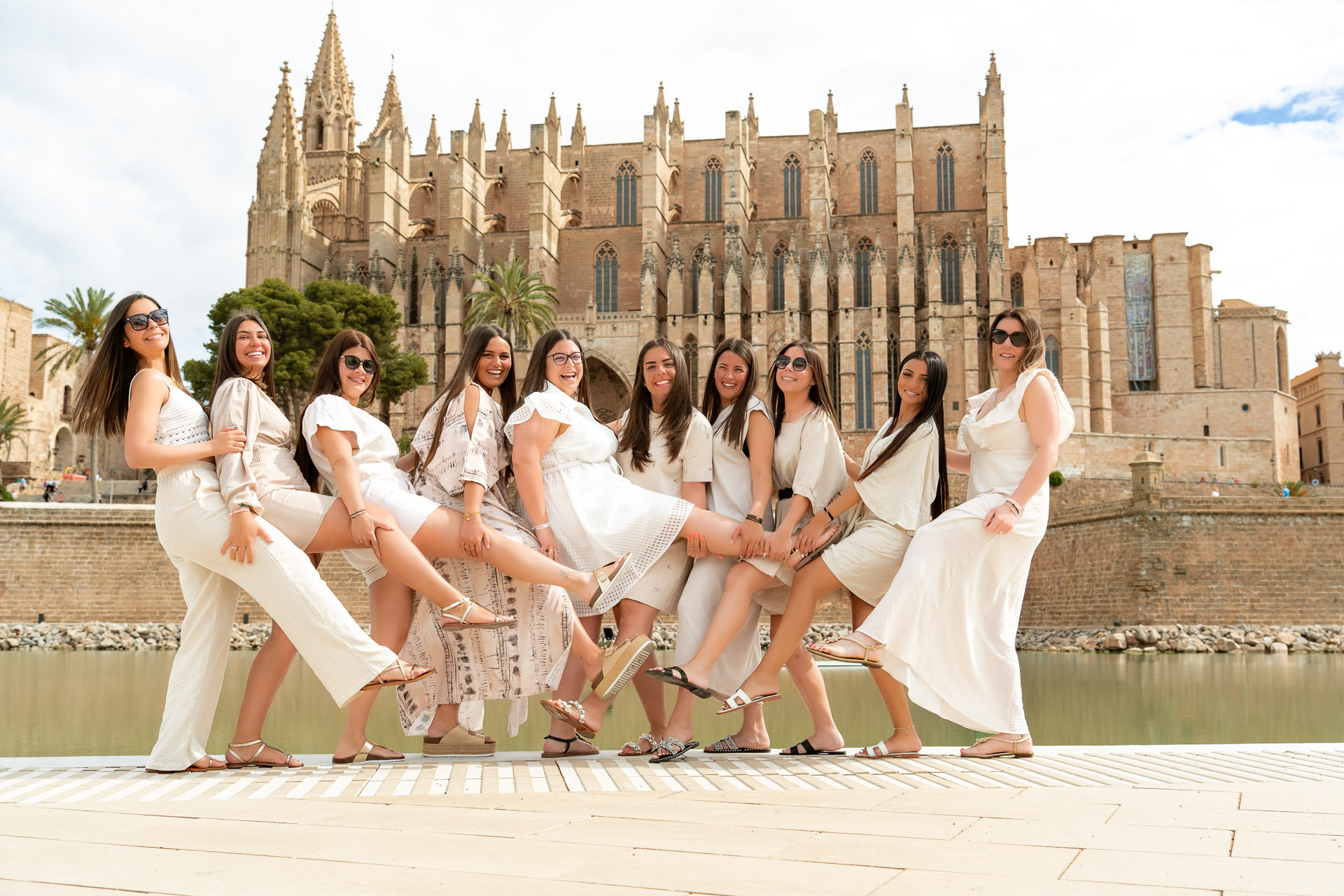Mallorca JGA Shooting Mädels feiern einen Mallorca JGA in Palma vor der Kathedrale