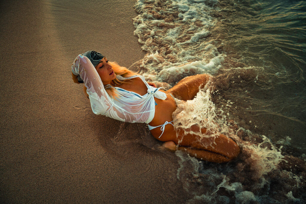 Blondes Model posiert für ein Mallorca Model Shooting am Meer der Cala Mesquida