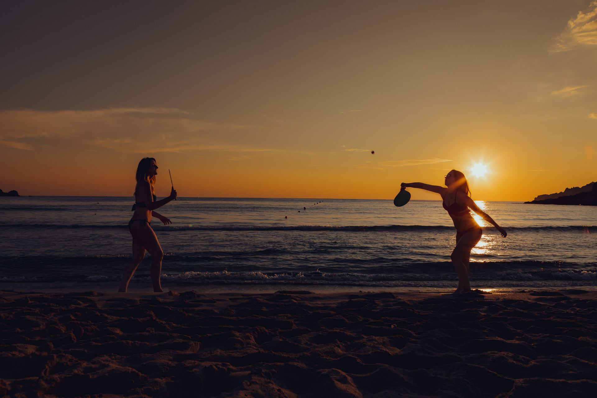 Mallorca Sonnenaufgang Shooting 2 Freundinnen spielen am Strand in Cala Rajada Pingpong und iim Hintergrund geht die Sonne auf