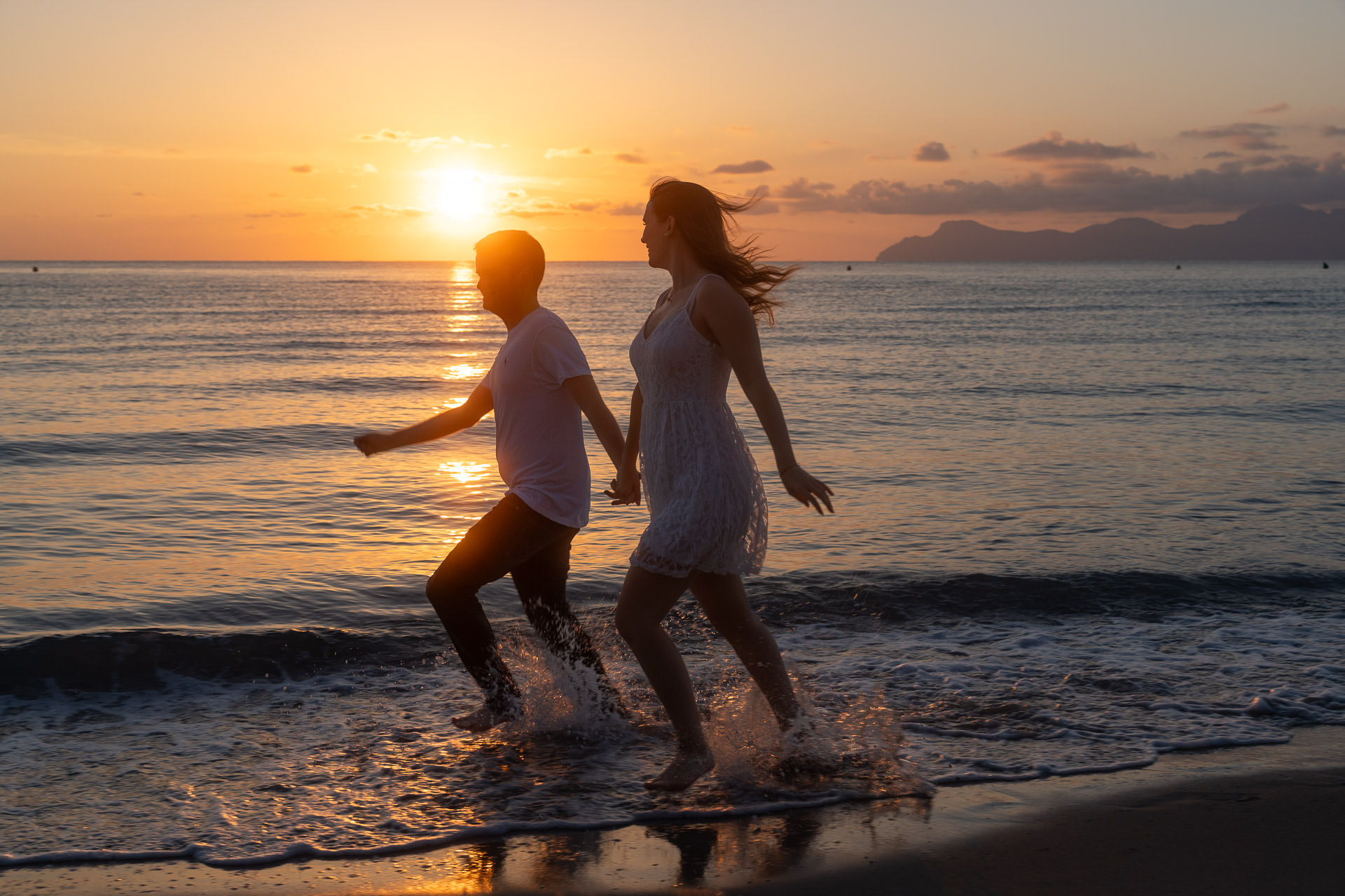 Mallorca Sonnenuntergang Shooting Glückliches Paar rennt am Meer beim Sonnenuntergang auf Mallorca