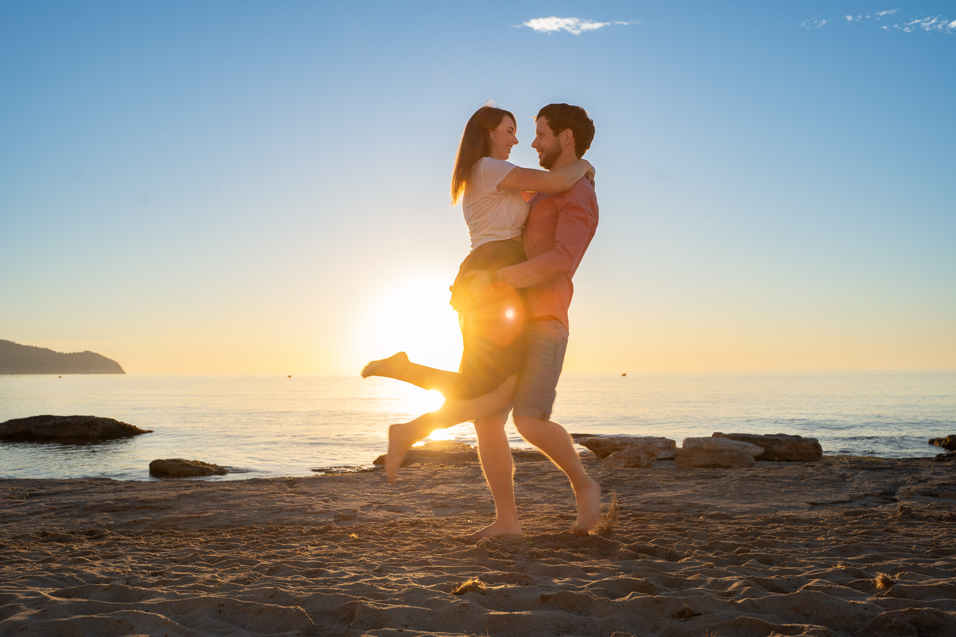 Mallorca Sonnenuntergang Shooting Junges Paar tanzt am Strand in den Sonnenuntergang
