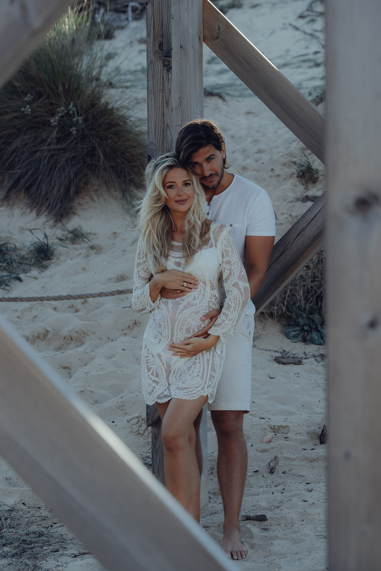 Mallorca Urlaubs Shooting Ein glückliches Pärchen zeigt verliebt den Babybauch
