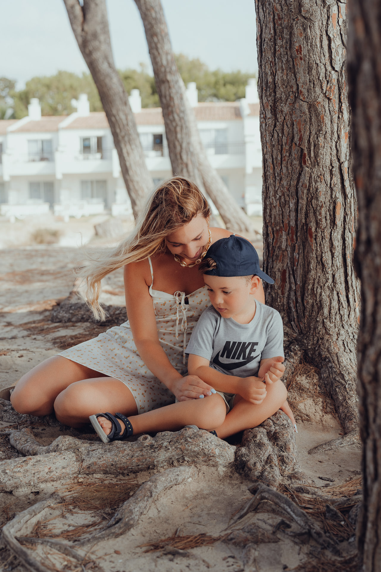 Playa de Muro Fotoshooting Mutter sitzt mit ihrem Sohn im Schatten der Bäume
