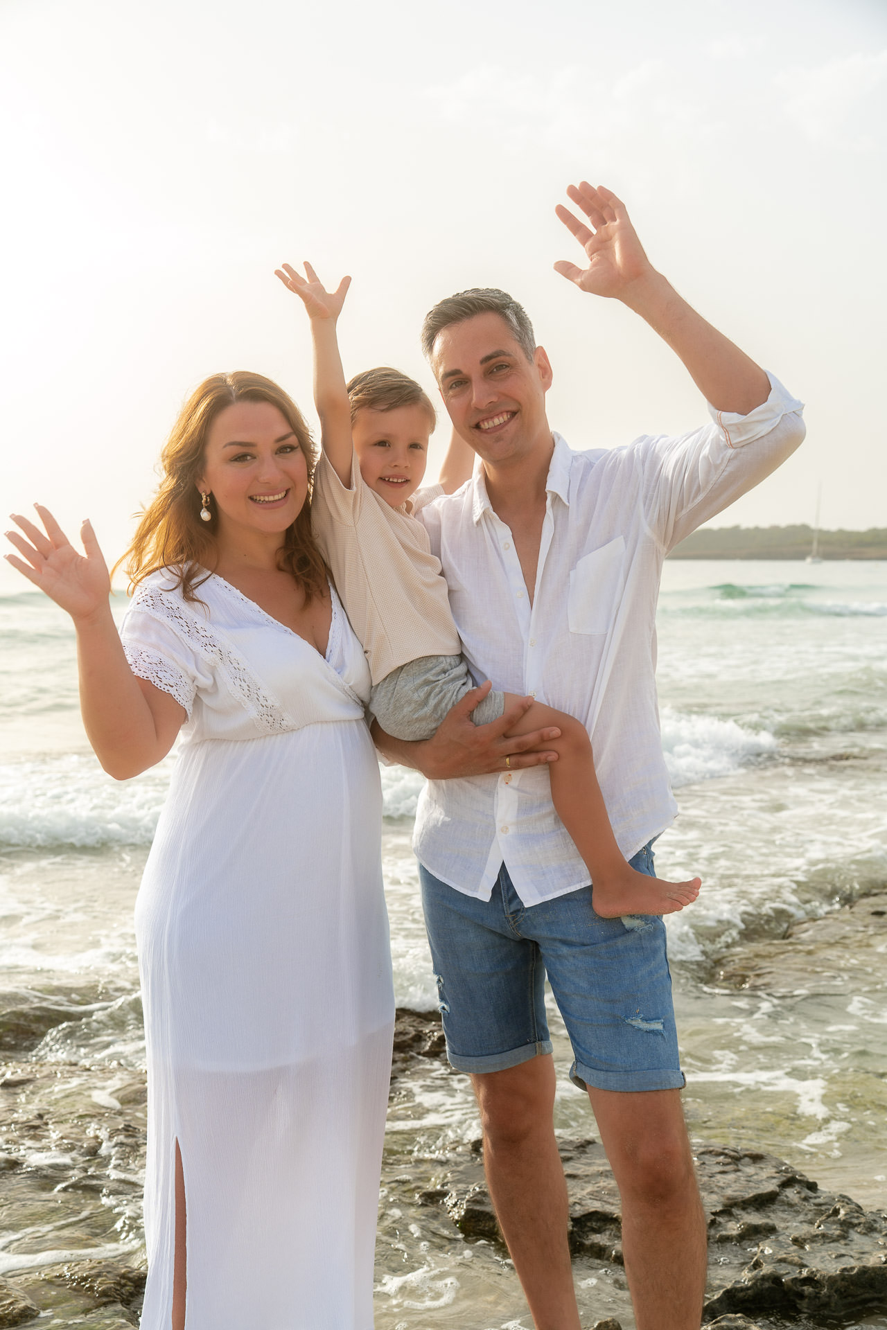 Playa de Muro Fotoshooting Kleine Familie winkt beim Fotoshooting an der Playa de Muro in die Kamera