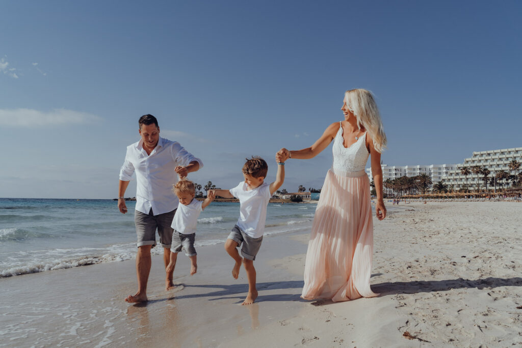 Fröhliche Familie am Strand von Sa Coma