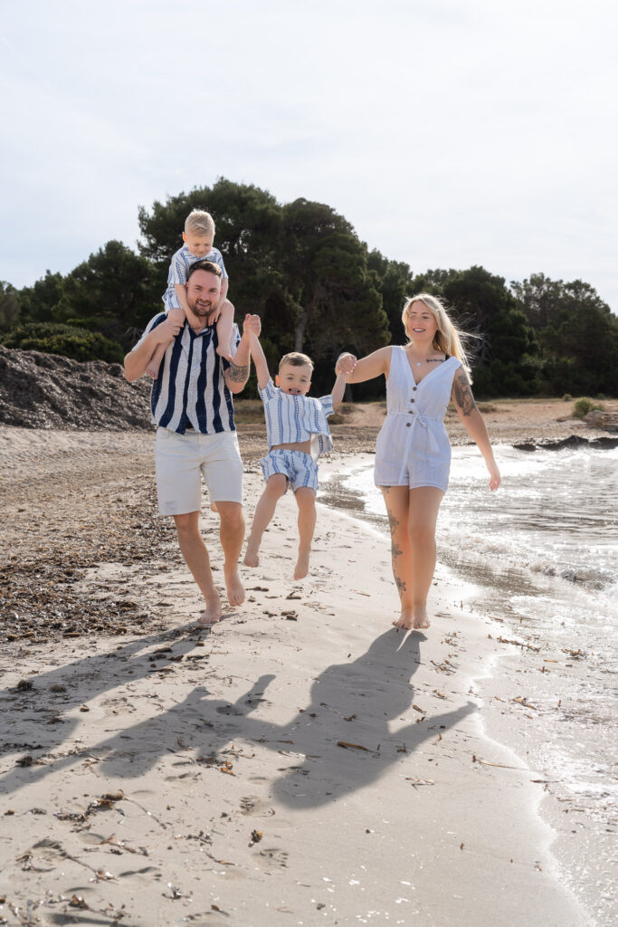 Fröhliche Familie am Strand von Sa Coma
