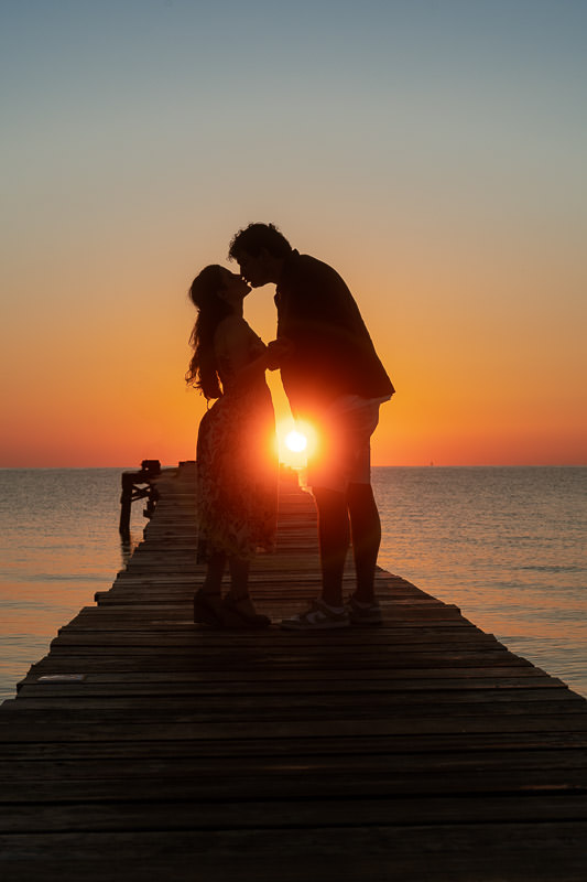 Strand von Mallorca im ersten Licht des Tages, ruhige Wellen und klare Sonnenaufgangsstimmung