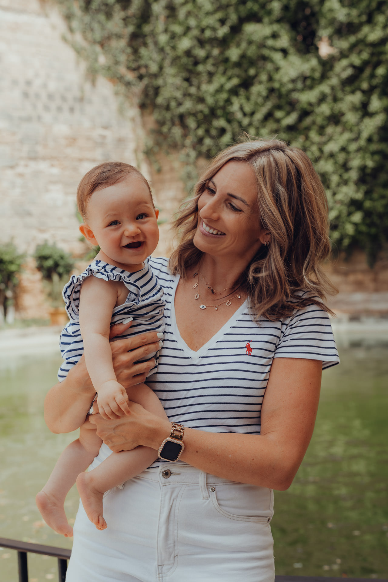 Mutter mit Baby beim Palma Fotoshooting, natürliche Momente vor mallorquinischer Kulisse