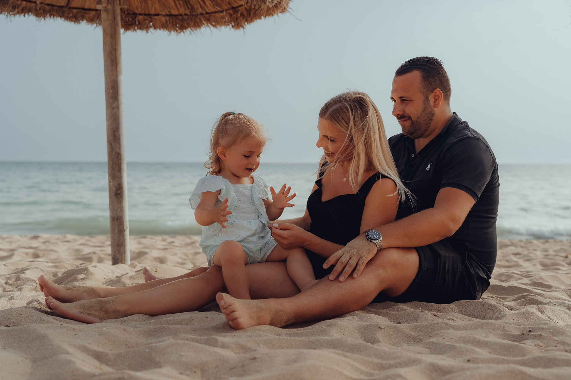 Familien Fotoshooting am Strand bei Palma, authentische Urlaubserinnerungen auf Mallorca